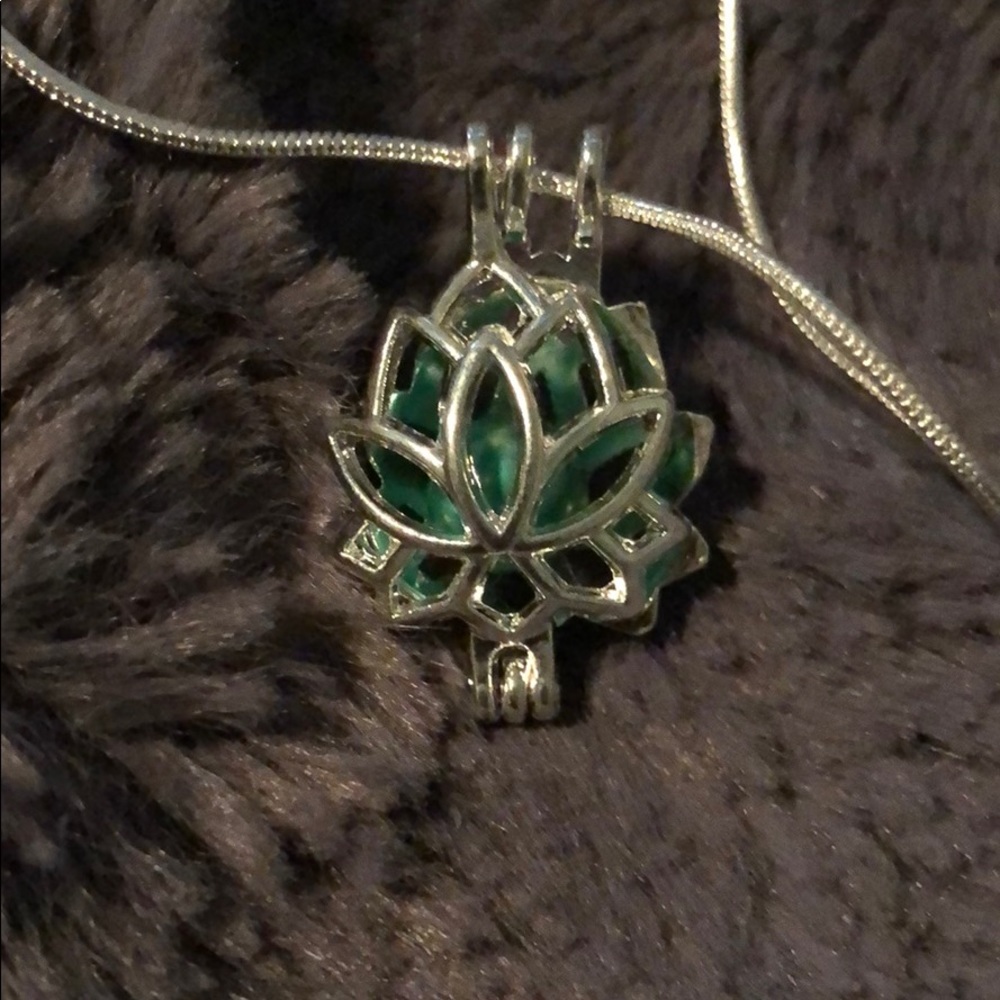 Lotus necklace - Picture 2 of 2